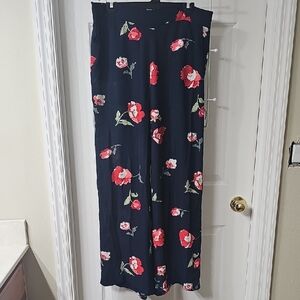 Nine West Navy Pants with Red and White Floral Design Size Large